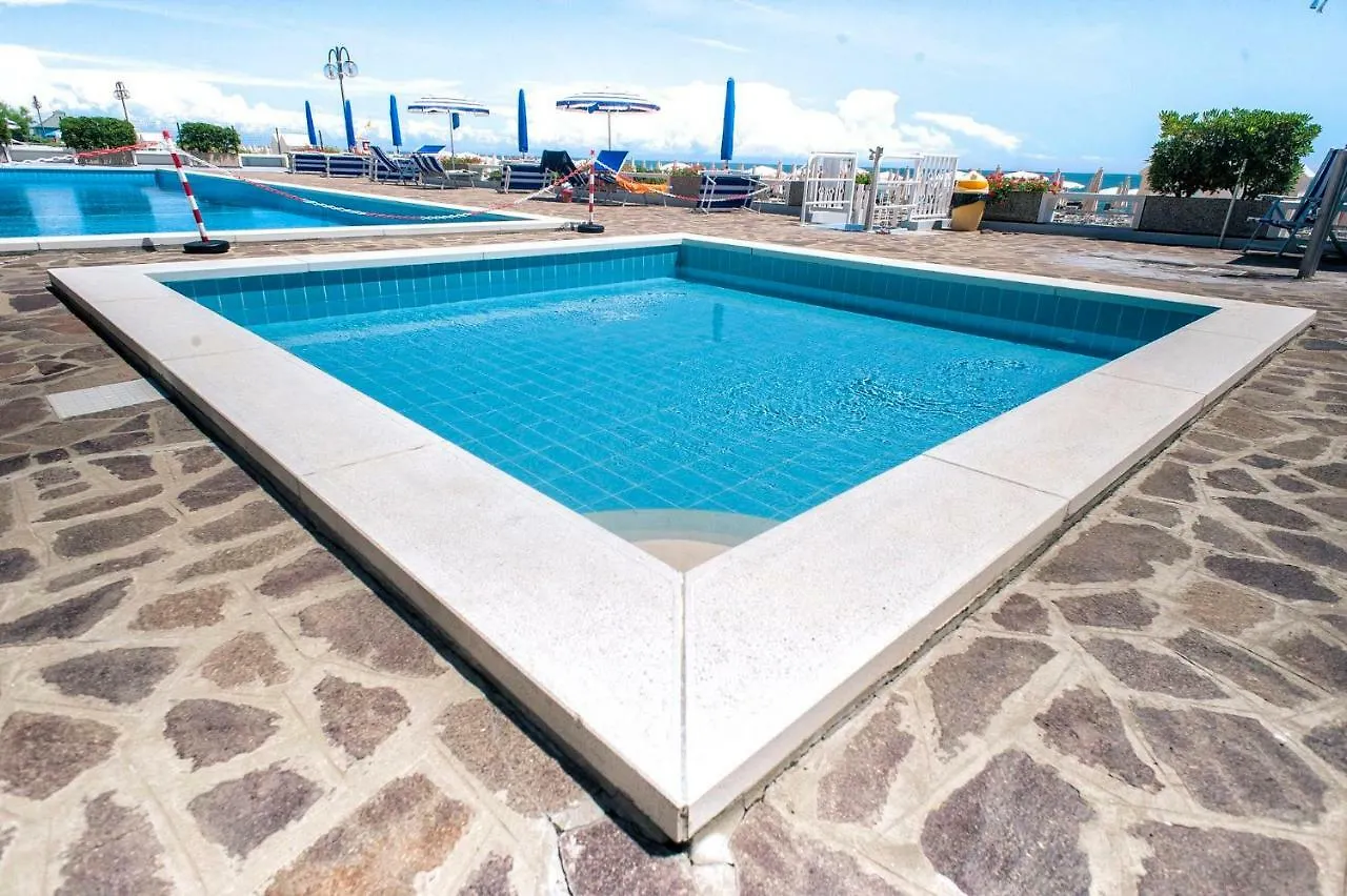 לידו די ג'סולו Sea View Apartment With Swimming Pool איטליה